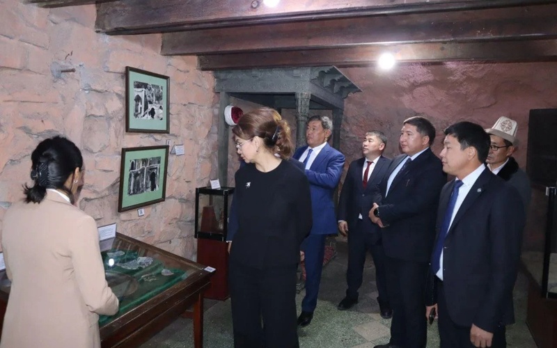 Kazakh Culture Minister visits Cave Museum Complex on Sulaiman-Too Mountain in Osh