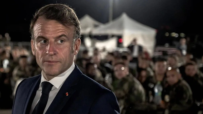 Frantsııa áskerdegi merzimdi qyzmetti qaıtarýdy josparlap otyr 