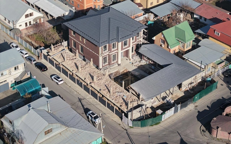 Алматыда заңсыз cалынған ірі нысан бұзылып жатыр