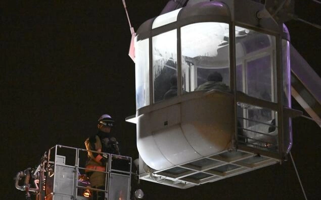 Lightning strikes giant Ferris wheel in Osaka, 20 rescued  