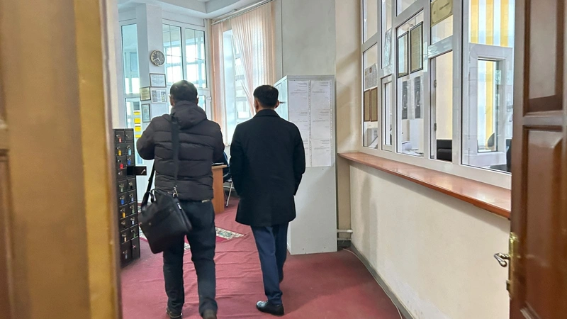 Aqtóbede áıeldi uryp-soqqan qala ákimine qatysty istiń úkimi ishinara ózgerdi 