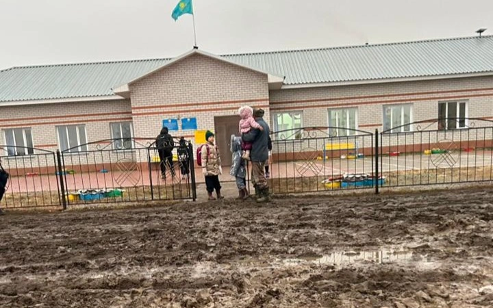 Pavlodar óńirindegi oqýshylar mı batpaqtan aýyl ishindegi mektepke jete almaı júr