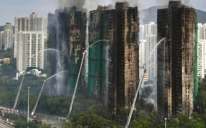 Крупнейший за 70 лет пожар в Гонконге: десятки людей не могут выбраться