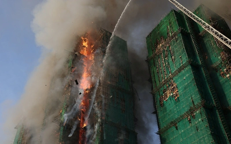 Гонконгтағы өрт: үш құрылысшы қамауға алынды