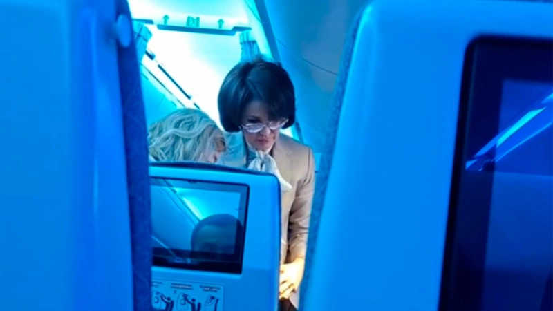 Денсаулық сақтау министрі ұшақта жағдайы нашарлаған жолаушыға алғашқы медициналық көмек көрсетті