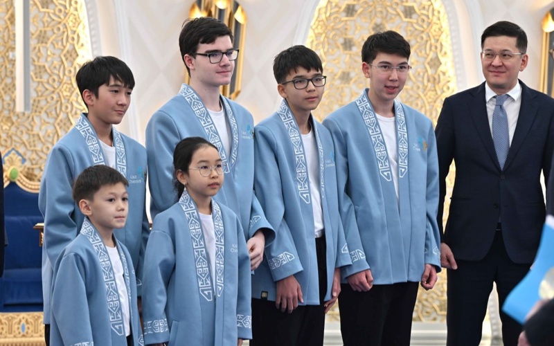 Президент встретился с юными призерами чемпионатов мира по шахматам