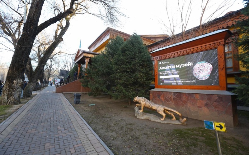 Almaty ákimi Oqýshylar saraıy men Almaty mýzeıiniń jumysymen tanysty