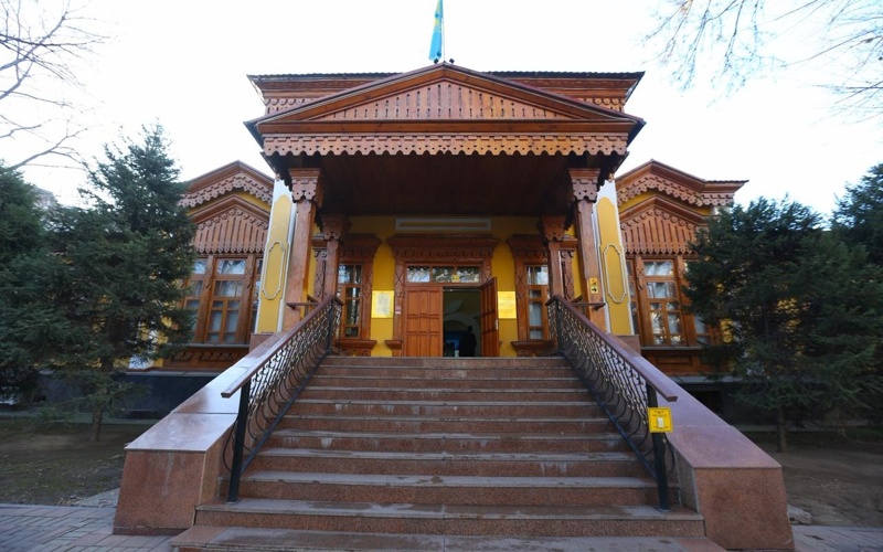 Almaty ákimi Oqýshylar saraıy men Almaty mýzeıiniń jumysymen tanysty