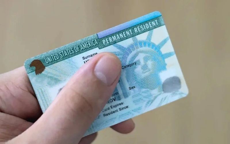 США начинают пересмотр дел обладателей грин-карт из 19 стран