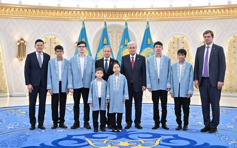 Президент встретился с юными призерами чемпионатов мира по шахматам