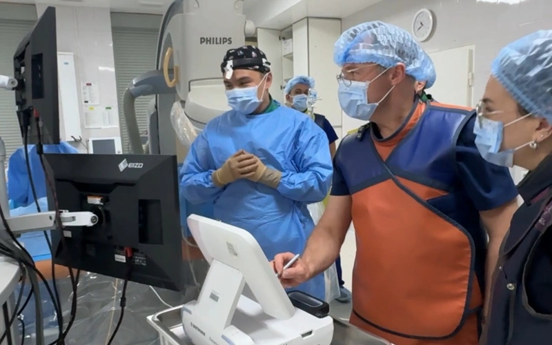 Системы нового поколения установили трем пациентам-сердечникам в Алматы