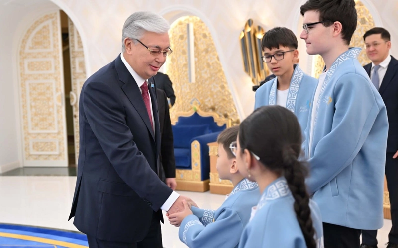 Мемлекет басшысы әлем біріншіліктерінде топ жарған жас шахматшылармен кездесті 