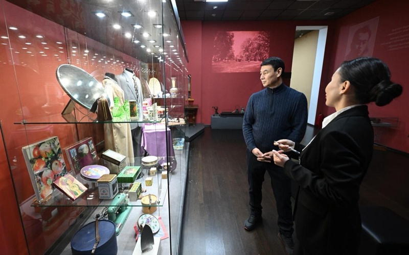 Almaty ákimi Oqýshylar saraıy men Almaty mýzeıiniń jumysymen tanysty