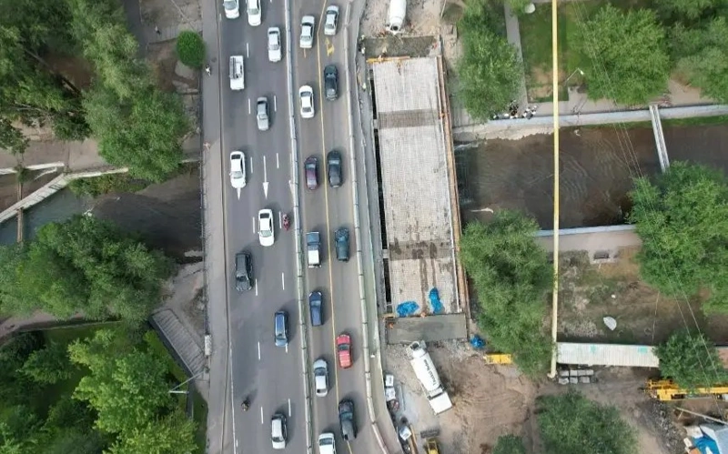 Затягивается третий год: когда закончат пешеходный мост через Есентай в Алматы