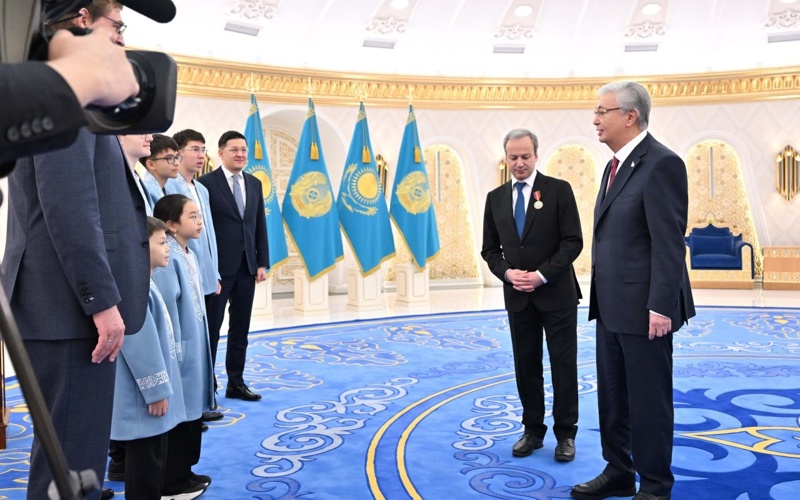 Мемлекет басшысы әлем біріншіліктерінде топ жарған жас шахматшылармен кездесті 