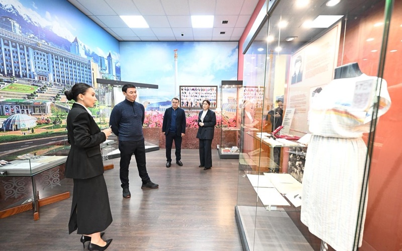 Almaty ákimi Oqýshylar saraıy men Almaty mýzeıiniń jumysymen tanysty