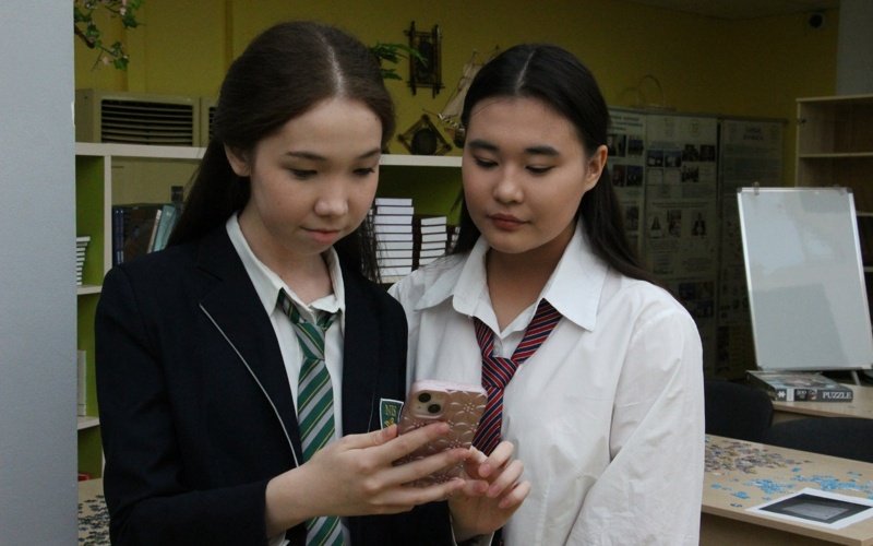 Қызылордалық оқушылар көзі көрмейтін жандарға арнап комикс құрастырды