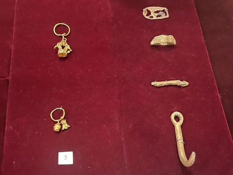 Golden jewelry and ancient artifacts unearthed in Kazakhstan