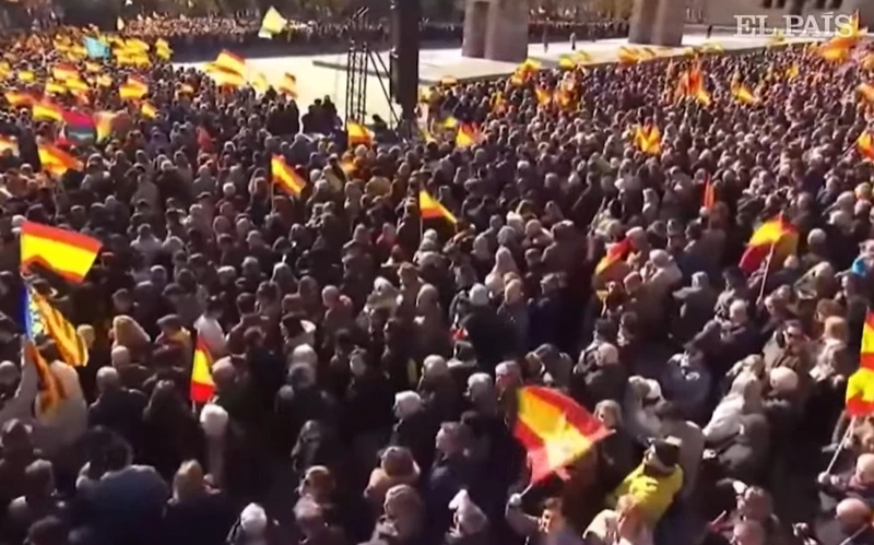 Десятки тысяч людей в Мадриде потребовали отставки испанского правительства 