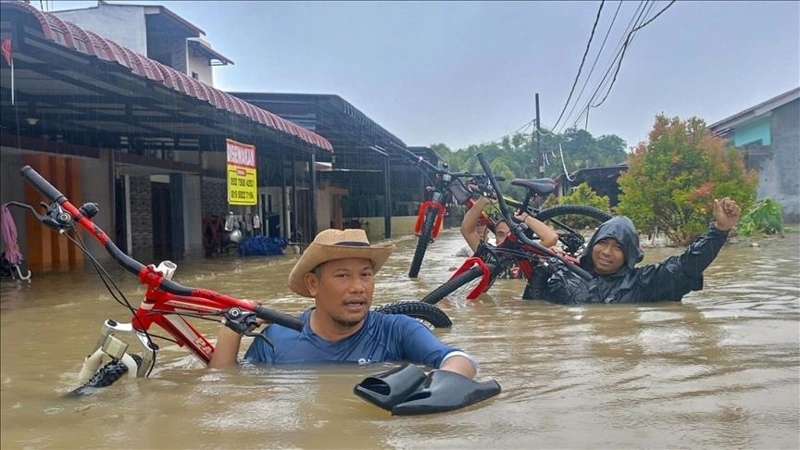 Indonesia floods death toll rises to 442 as people hunt for food and water