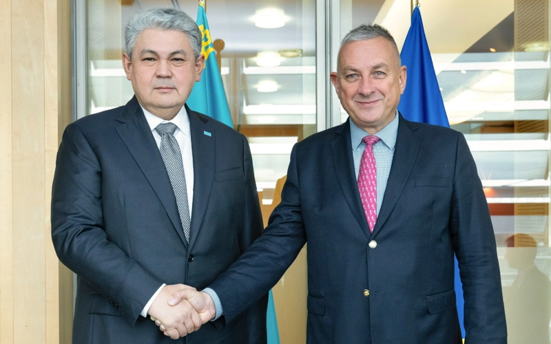 Ermek Kósherbaev Eýropalyq komıssııanyń Halyqaralyq seriktestik jónindegi komıssary Iozef Sıkelamen kezdesý ótkizdi
