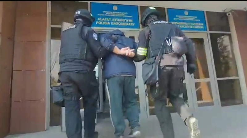 Almatyda balany aıaýsyz tepken er adam qamaýǵa alyndy