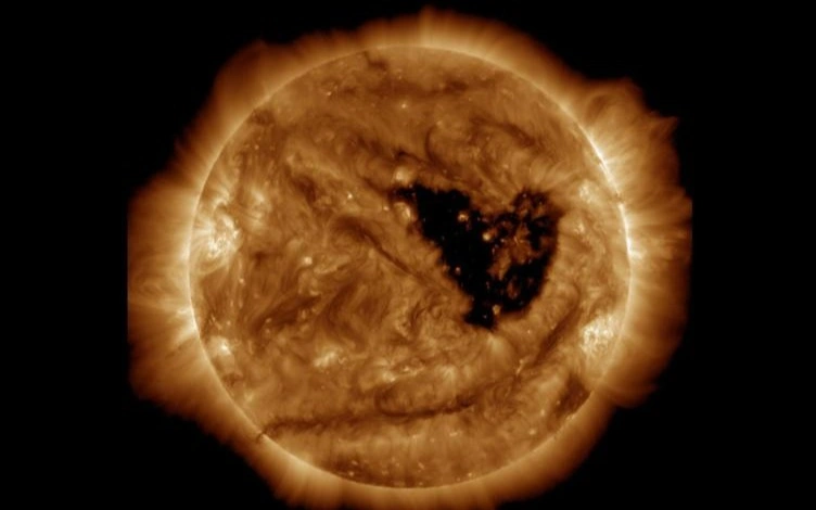 Одна из самых сильных вспышек за год произошла на Солнце