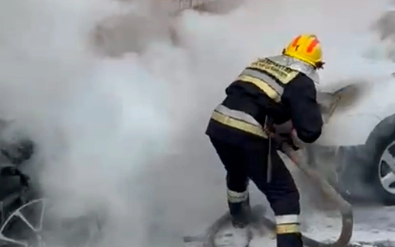 Два автомобиля сгорели у жилого дома в Алматы