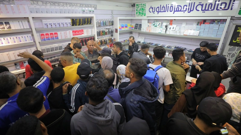 В Газу ввозят тысячи iPhone 17 — за гаджетами выстраиваются очереди