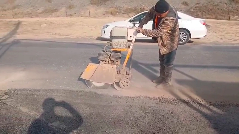 Жители Шымкента раскритиковали технологию укладки асфальта