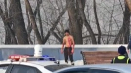 Өскеменде көшеде қолында пышағы бар, үсті-басы қан-жоса болып жүрген ер адам ұсталды