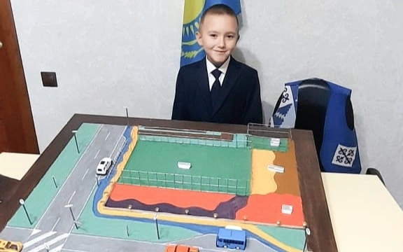 СҚО Бескөлдегі бала бір жыл бойы ойын алаңын жөндеткізе алмай жүр