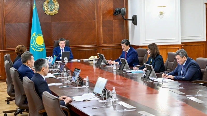 Premer-mınıstr Oljas Bektenov Memleket basshysynyń «Taza Qazaqstan» bastamasyn júzege asyrý máseleleri jóninde keńes ótkizdi