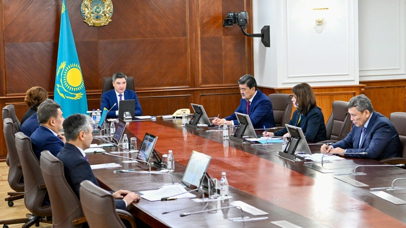 Олжас Бектенов поручил срочно исправить ситуацию с ТБО акимам областей Абай и Улытау