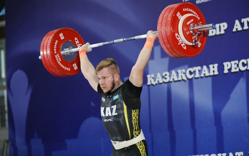 Александр Уваров стал чемпионом Казахстана по тяжелой атлетике 