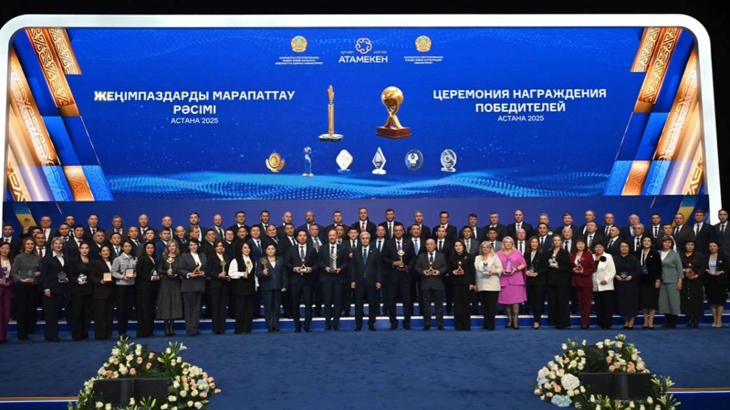 Совместное фото Главы государства с лауреатами премий «Алтын сапа» и «Парыз», а также с победителями республиканского конкурса «Лучший товар Казахстана»
