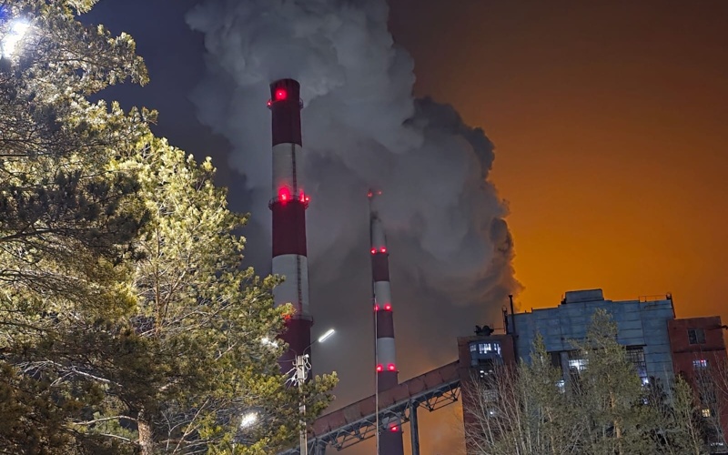 Эту станцию в составе Группы компаний «Казахмыс» хорошо знают в регионе: она дает свет и тепло не только крупным производственным площадкам корпорации, но и населению Абая и Топара, а также тепличному комплексу «Топарские теплицы». С виду — классическая советская энергетика, внутри — огромный организм, который ежедневно прокачивает через себя пар, уголь и мегаватты.  На входе — сухая статистика, но внутри она оживает  Установленная мощность станции — 773 МВт. Именно столько энергии она способна выдавать в сеть, и настолько же уверенно держит планку располагаемой мощности. Тепловая часть — 300 Гкал в час установленной и 280 Гкал располагаемой мощности.