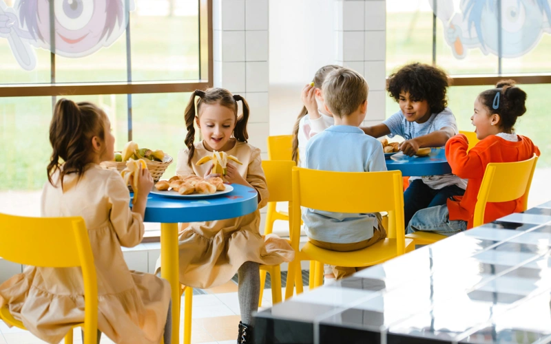 В школах Актобе ученики по-прежнему питаются без учета возрастных требований