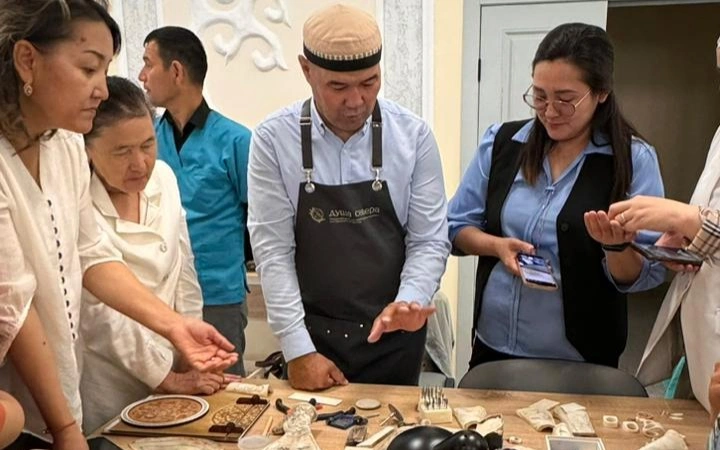 Mańǵystaýlyq sheber túıeniń jilikterinen kádesyı jasaıdy