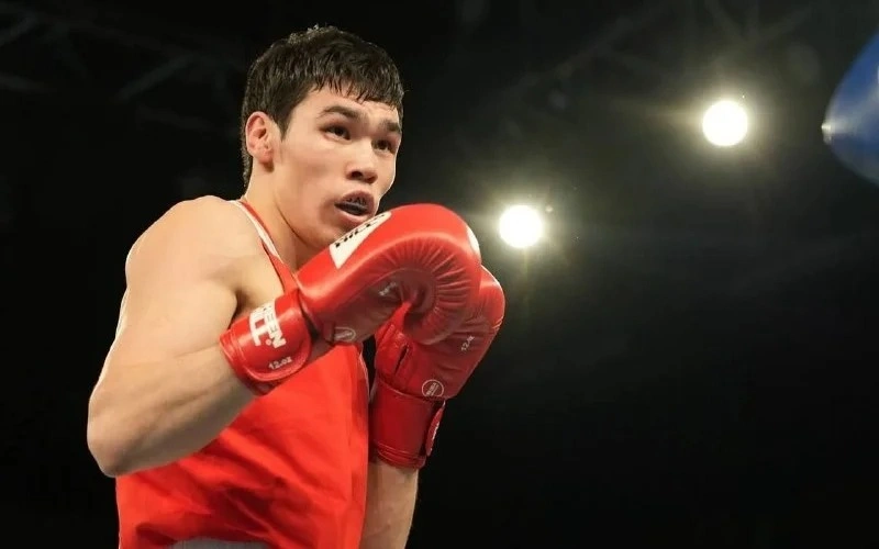 Боксер Сабыржан Аккалыков одержал победу нокаутом на на чемпионате мира в Дубае