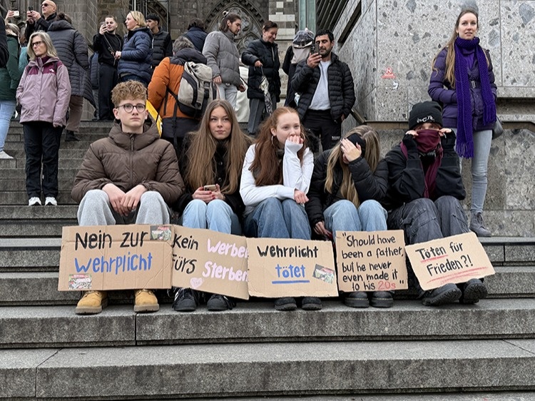 Германия оқушылары әскери қызмет туралы заң жобасына қарсы шығып жатыр Германиядағы жастар наразылығы