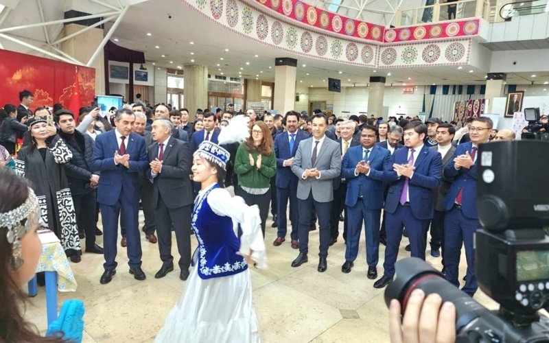 Казахские национальные блюда представили на ярмарке в Душанбе