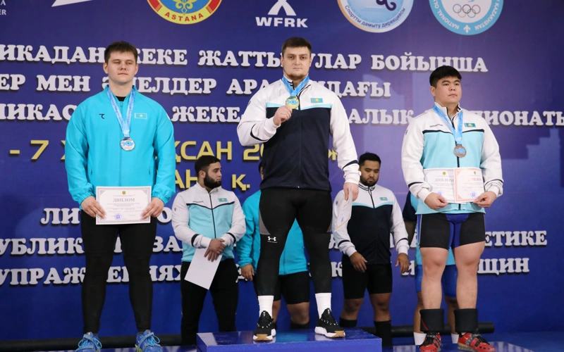 Титаны тяжелой атлетики разыграли чемпионские титулы Казахстана