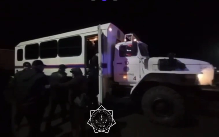 Спасатели МЧС эвакуировали 53 человека на трассе в Актюбинской области