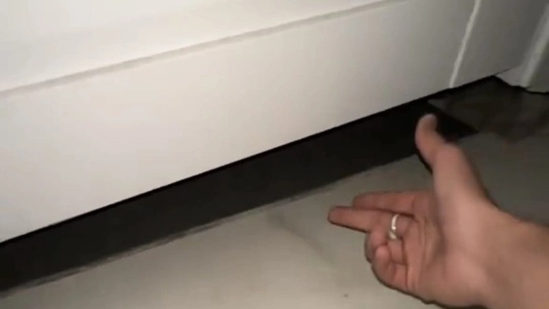 Пол уходит вниз, стены расходятся — элитная новостройка в Туркестане проседает Плинтус