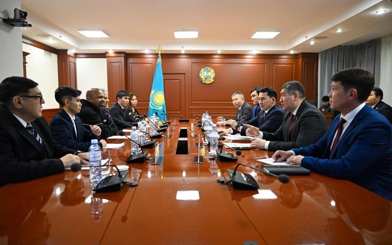 Ербол Мырзабосынов әйгілі боксшы Рой Джонспен кездесті Ербол Мырзабосынов әйгілі боксшы Рой Джонспен кездесті