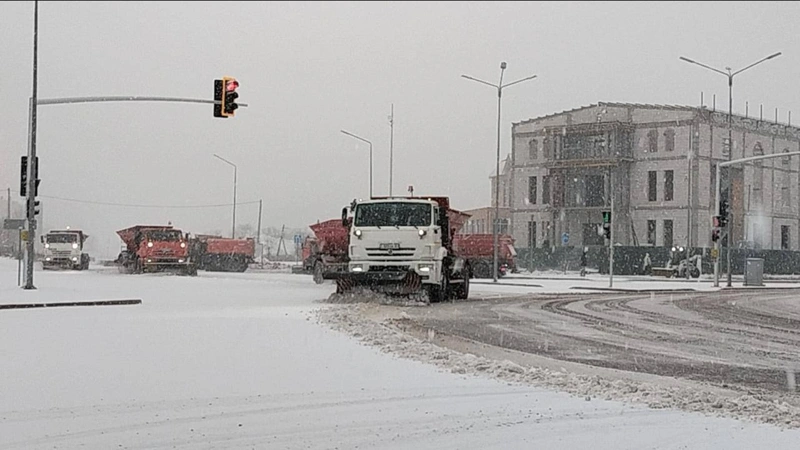 Astanada kúndiz qar tazalaý jumysyna 1 myńnan astam arnaıy tehnıka jumyldyryldy