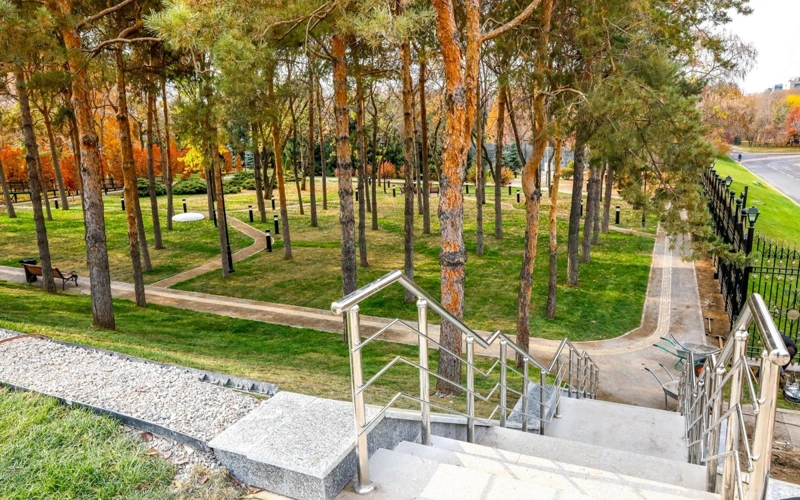 Almaty ákimdigi burynǵy rezıdentsııa ornyna salynǵan skverdegi qorshaýlarǵa qatysty túsinik berdi