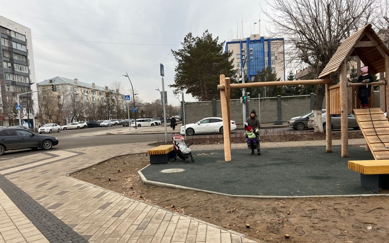детская площадка вдоль дороги в Павлодаре п