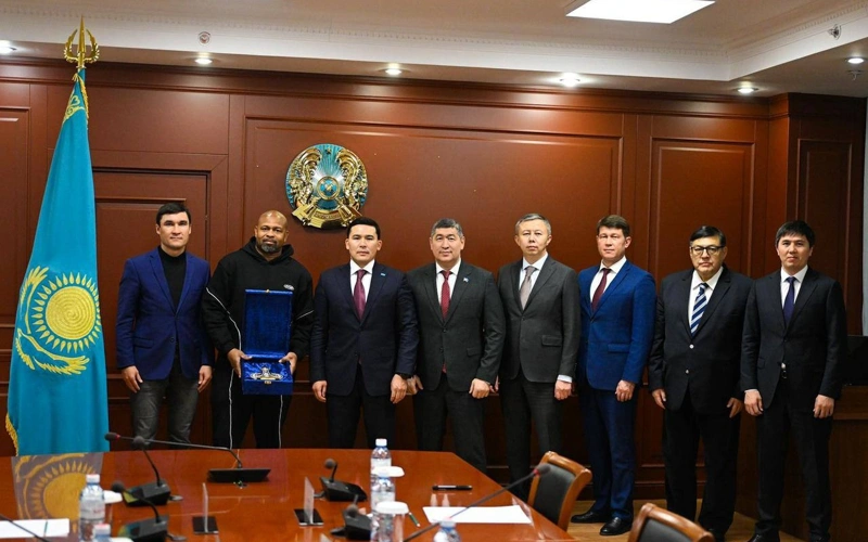 Erbol Myrzabosynov áıgili boksshy Roı Djonspen kezdesti 
